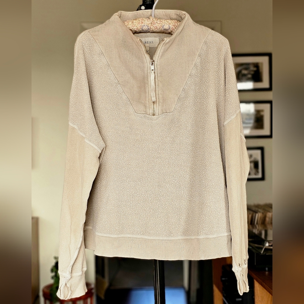 THE GREAT. The Trail Half Zip Pullover Sweatshirt in Fawn